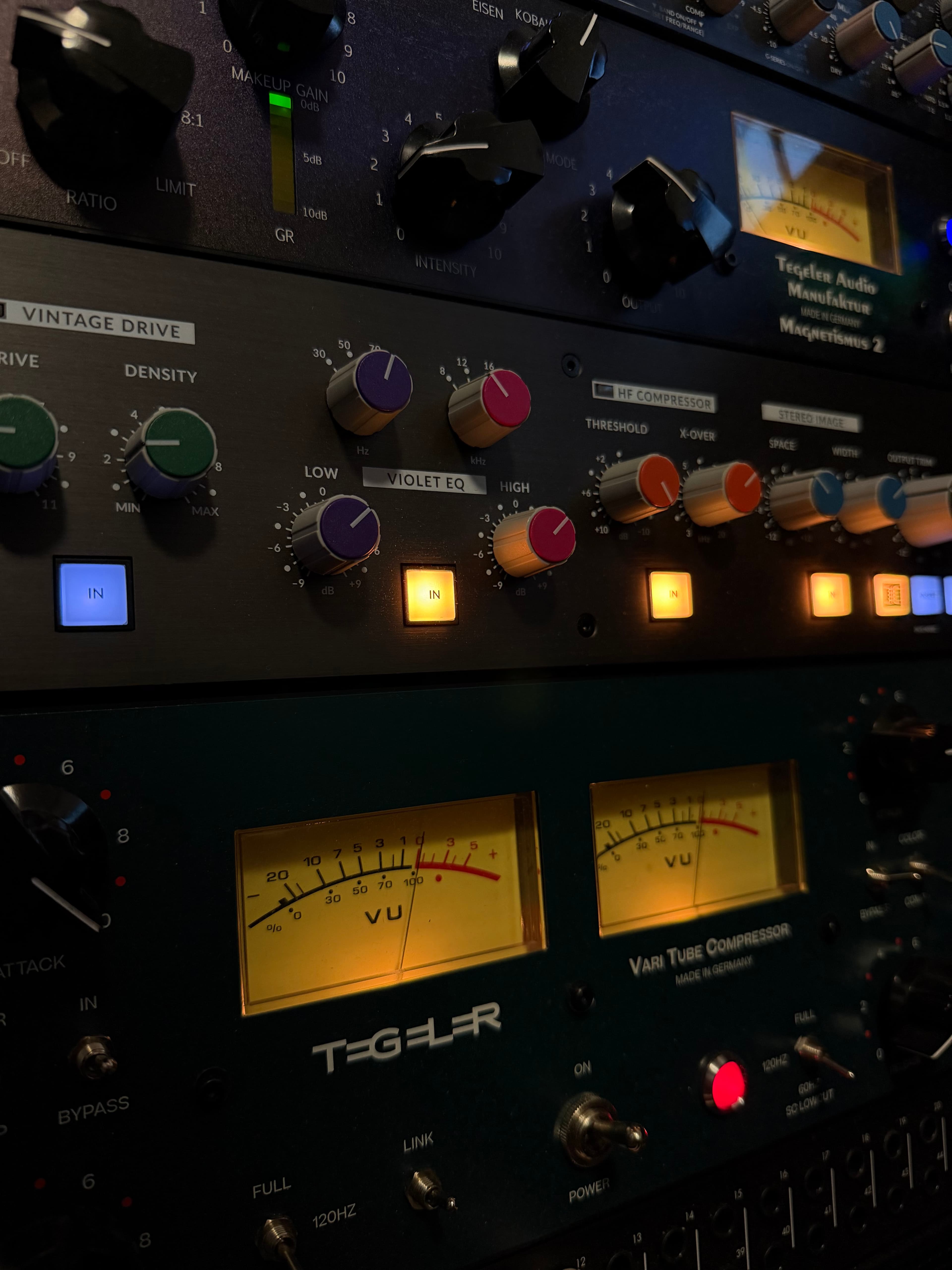 Analog mastering equipment in Cryotone’s studio